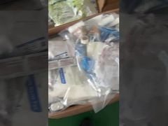 Demonstration des Innenraumdesigns und der Speicherkapazität des Prophysport-Erste-Hilfe-Kastens